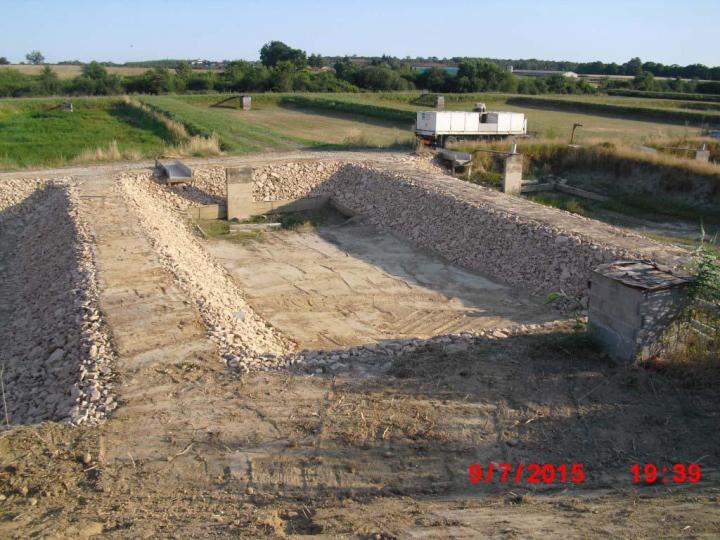 Pose de blocs de pierre dans l'Ain